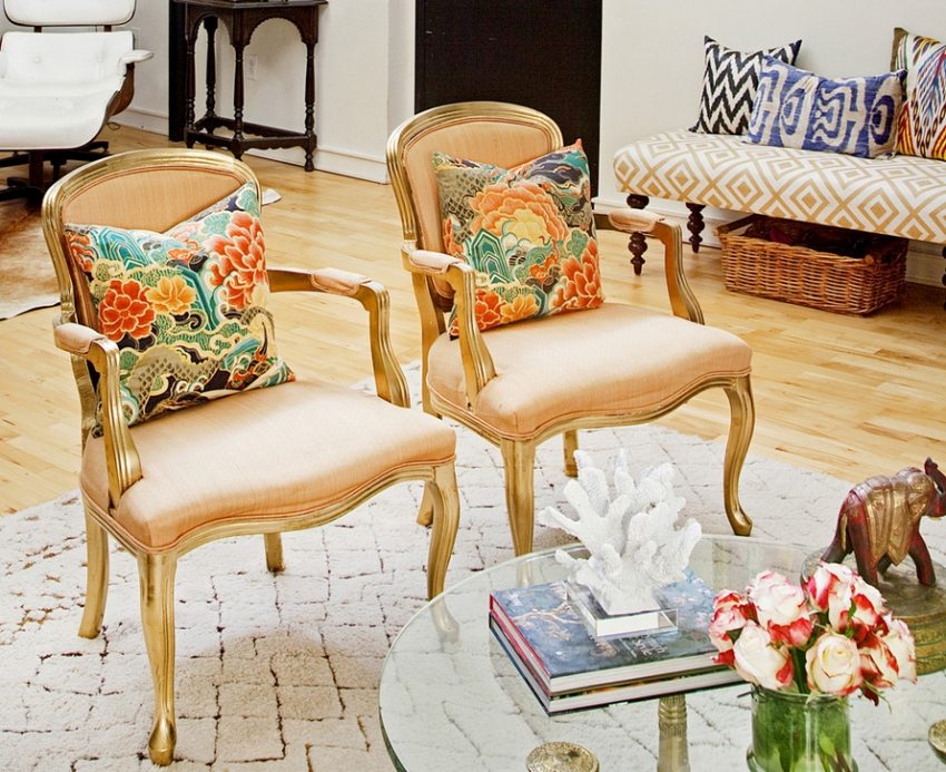 Antique furniture and souvenirs will add a vintage touch to the interior