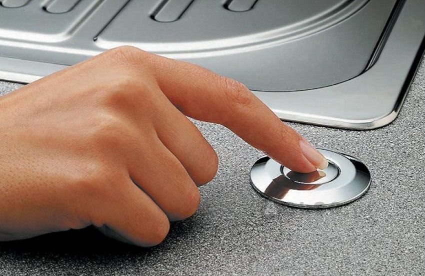 A button for turning on the grinder is built into the worktop next to the kitchen sink