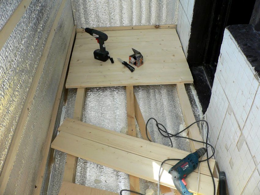 Arrangement of the floor on the balcony using wooden logs and boards