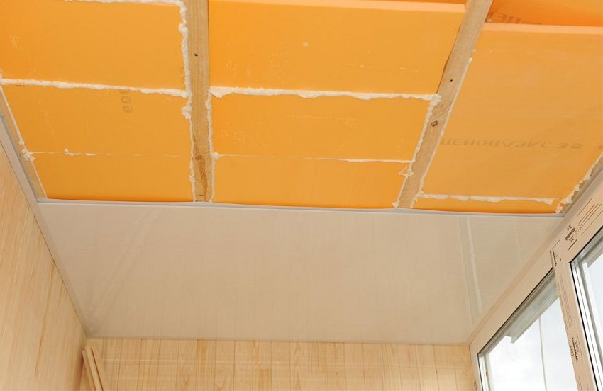 Na stropní opláštění lze použít plastové panely