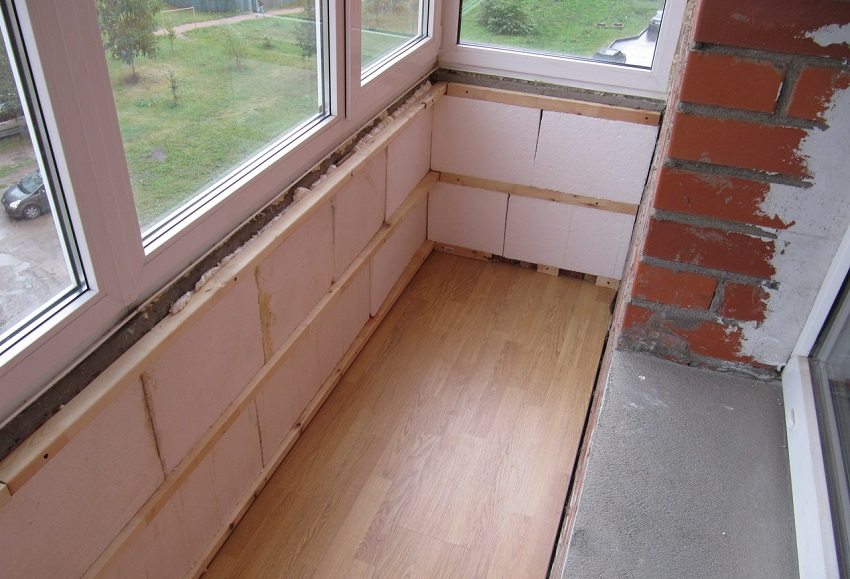 Thermal insulation of a balcony using foam