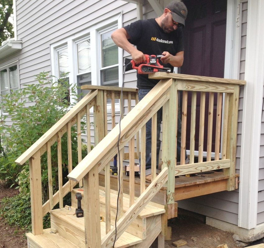 En veranda laget av tre er lett å lage på egen hånd
