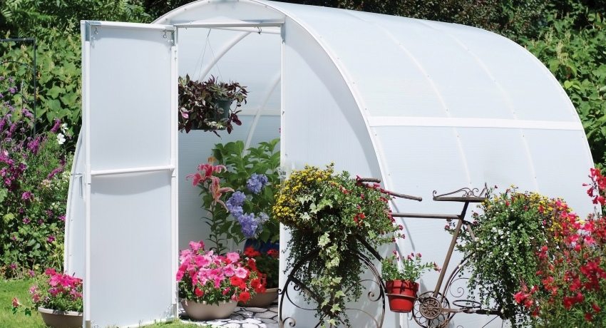 Do-it-yourself greenhouse made of plastic pipes. Lightweight construction assembly