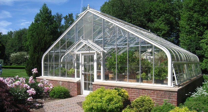 Et polykarbonat drivhus vil tillate deg å dyrke avlinger uavhengig av værforhold