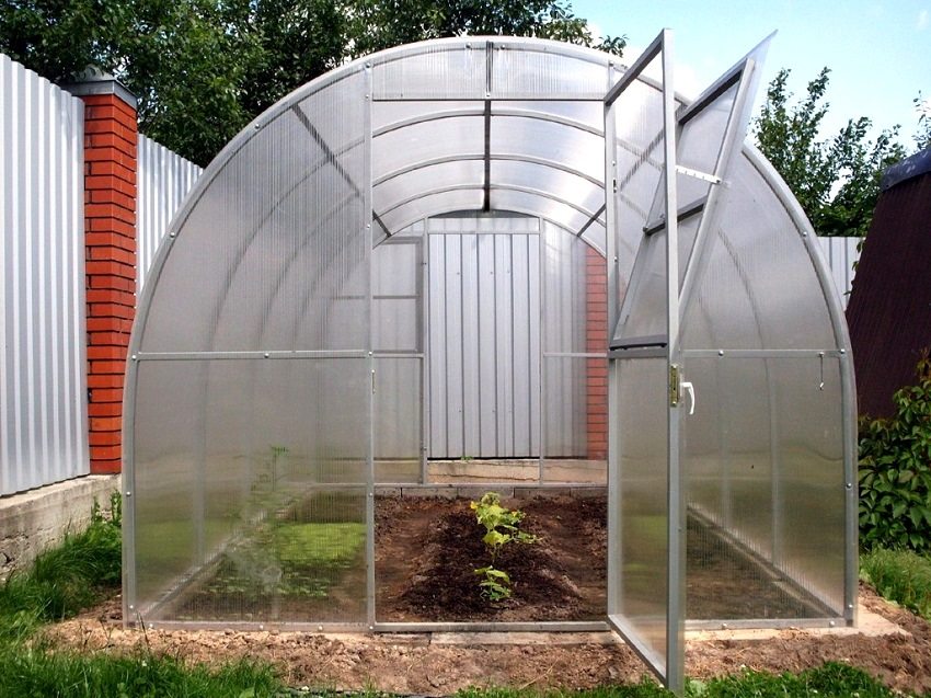 For å installere et drivhus er det bedre å velge et åpent, solrikt sted.