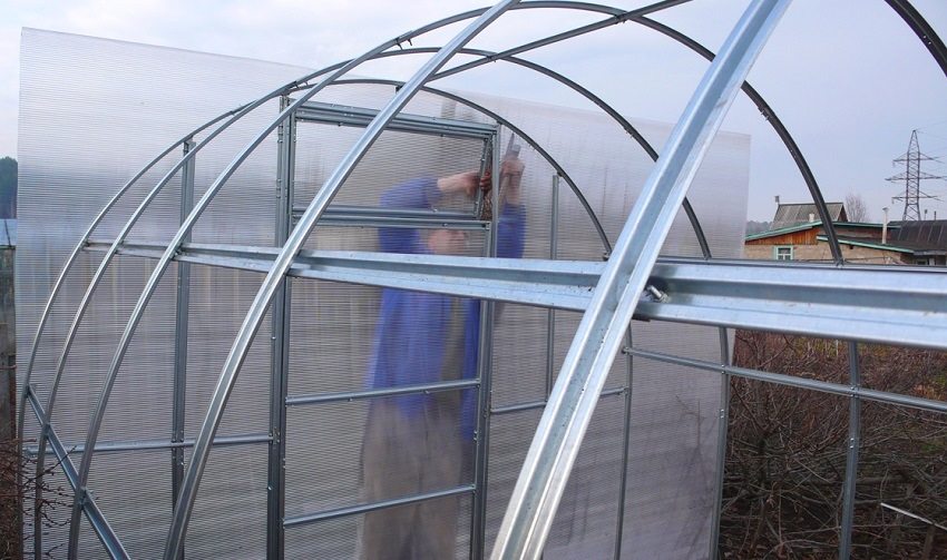 Installation of polycarbonate sheets on the greenhouse frame of an arched structure from an aluminum profile