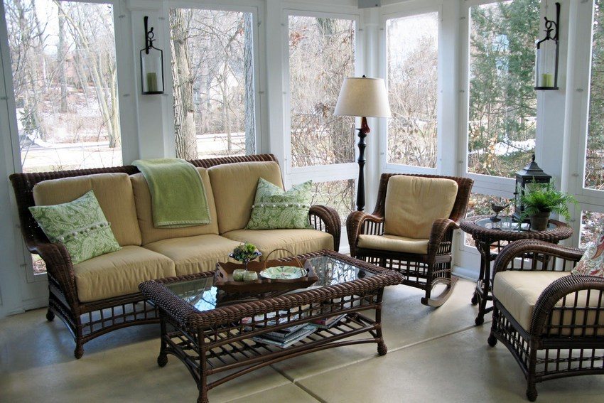 Lukkede og åpne verandaer vil bli dekorert med møbler vevd av rotting eller vintreet