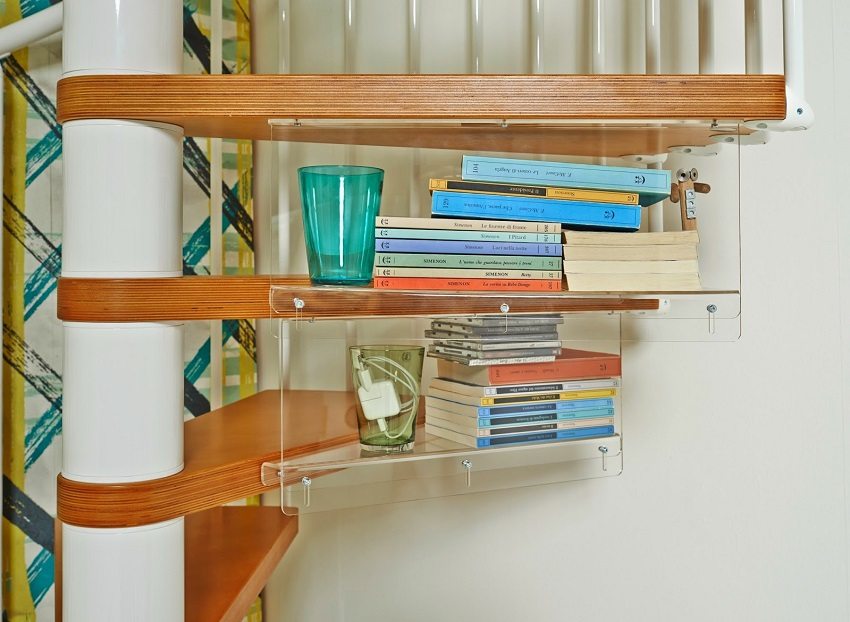 The reverse side of the steps of the spiral staircase can be equipped with convenient shelves
