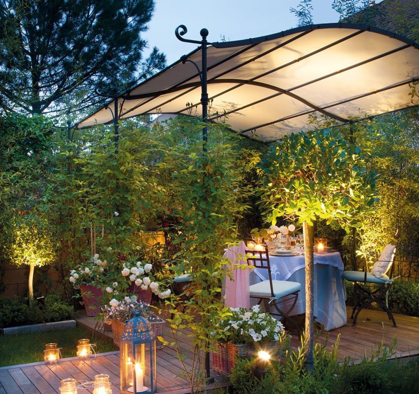 Polycarbonate is a popular material for arranging gazebos