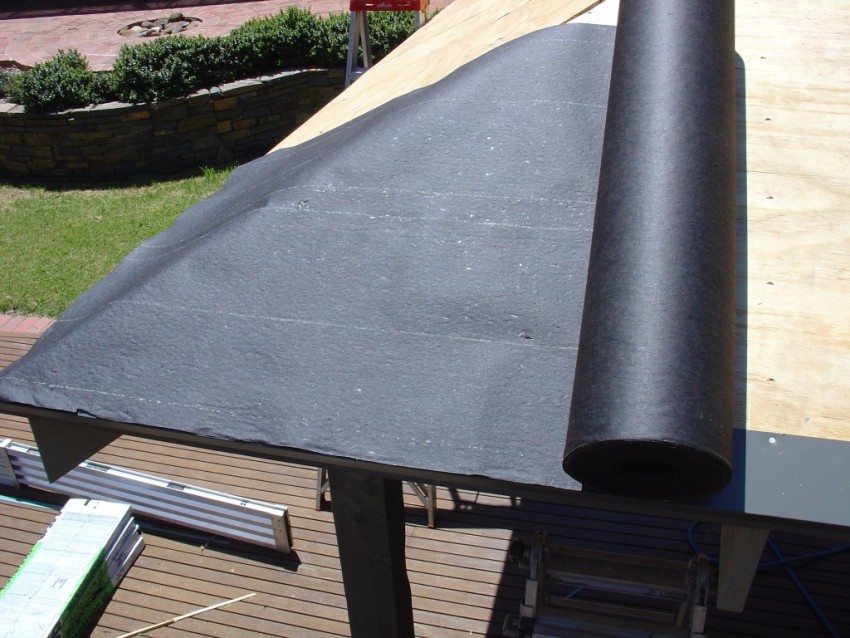 Imperméabilisation du toit du gazebo avec des matériaux en rouleau