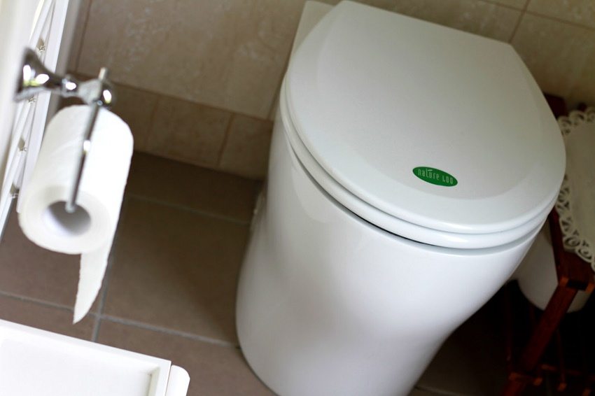 The design of the composting composting toilet resembles a familiar toilet with an installation