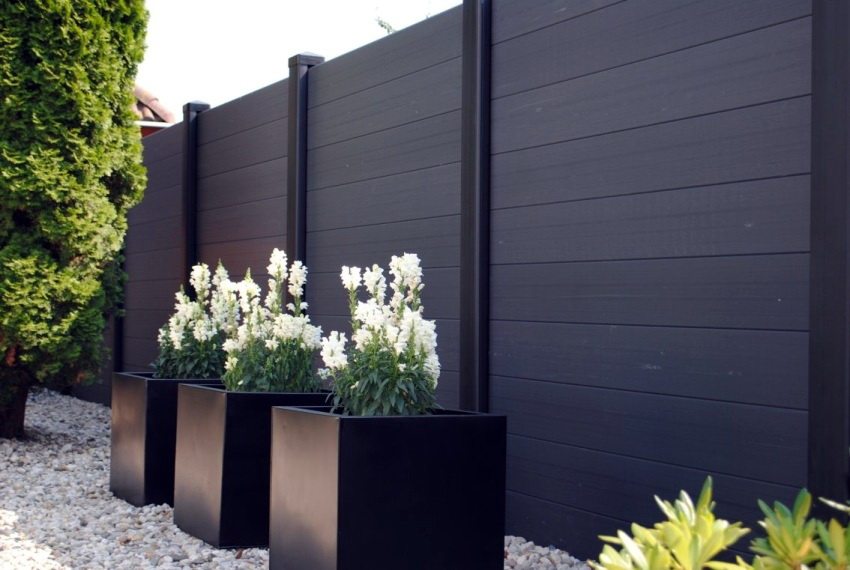 Fencing design that blends perfectly with the overall style of the home