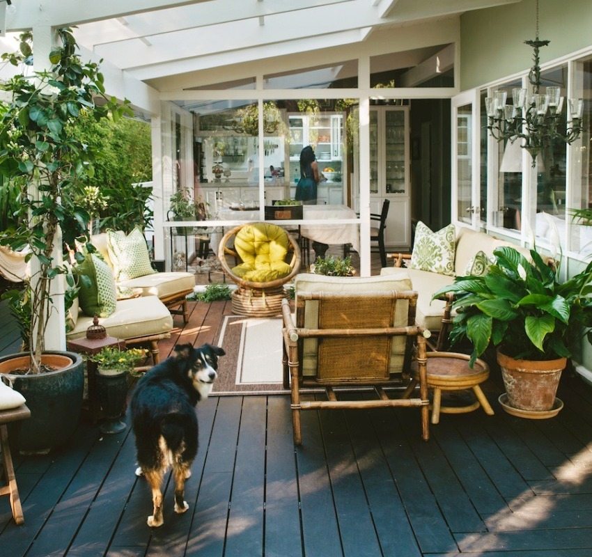 The suburban courtyard is decorated in a rustic country style