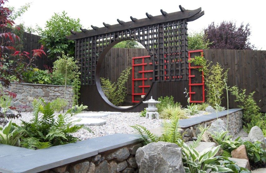 Vrt sadrži ukrasne elemente tipične za japanski stil