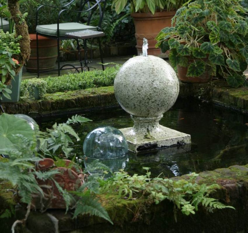 Landscaping of the site can be supplemented with a small fountain
