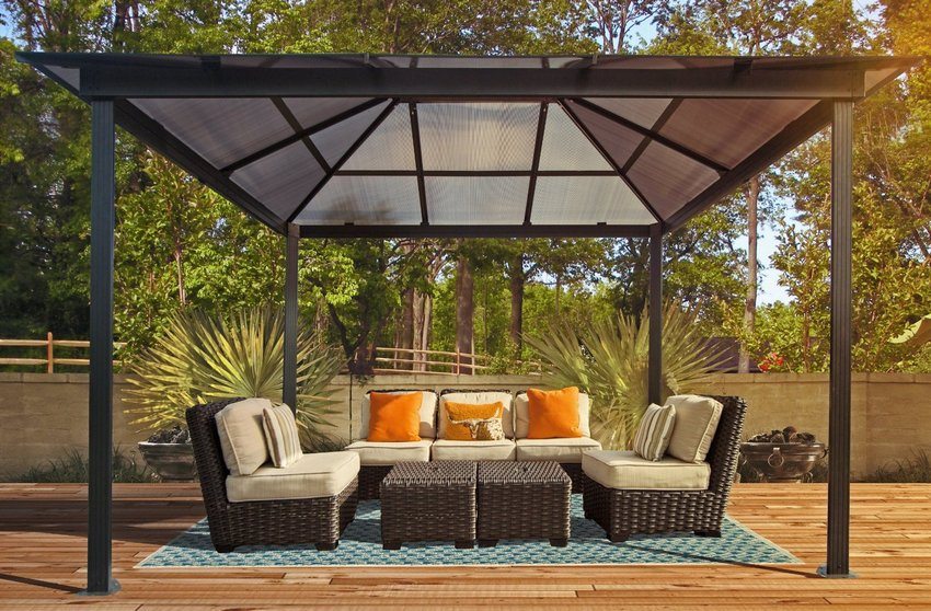 Due to the plasticity of the material, polycarbonate canopies can be of the most varied and original shapes.