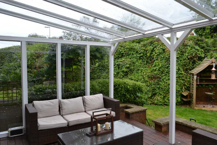 Terrace protected by a polycarbonate canopy