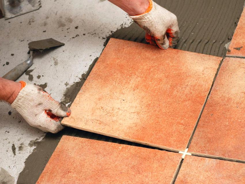 Self-laying ceramic tiles on the floor