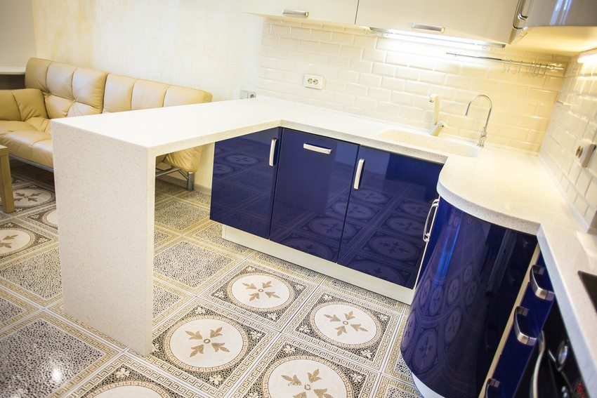 Ceramic tiles with ornaments are used as flooring in the kitchen design
