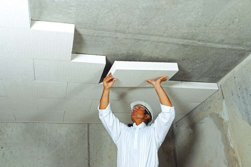 Installation of insulation on the ceiling is carried out in a checkerboard pattern