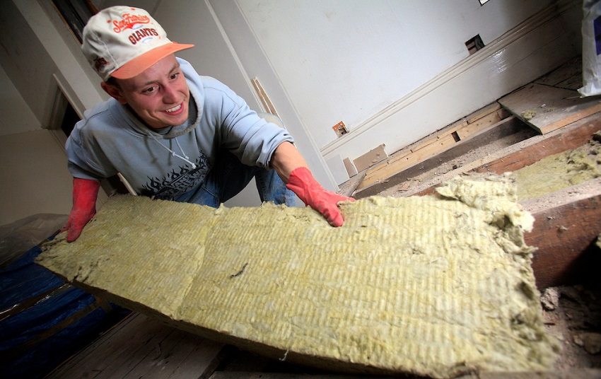 When replacing the floor, the insulation can be reused if its condition allows it