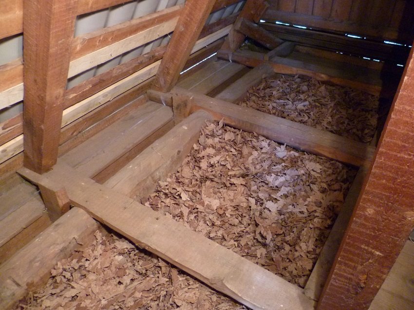 Filling the wood floor with sawdust