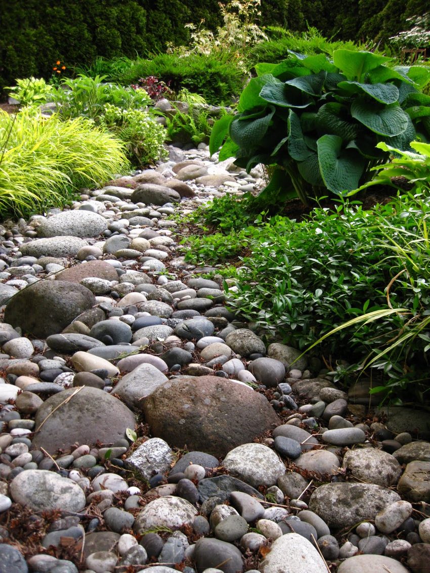 The use of pebbles, gravel, crushed shale allows you to fill in empty spaces and decorate the boundaries of rockery
