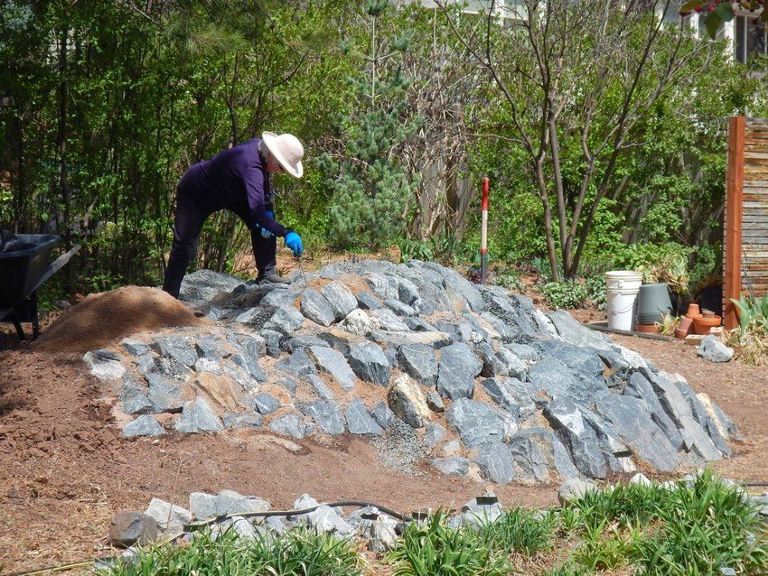 In bulk rockeries, it is customary to use rocks of stones with a rough texture.
