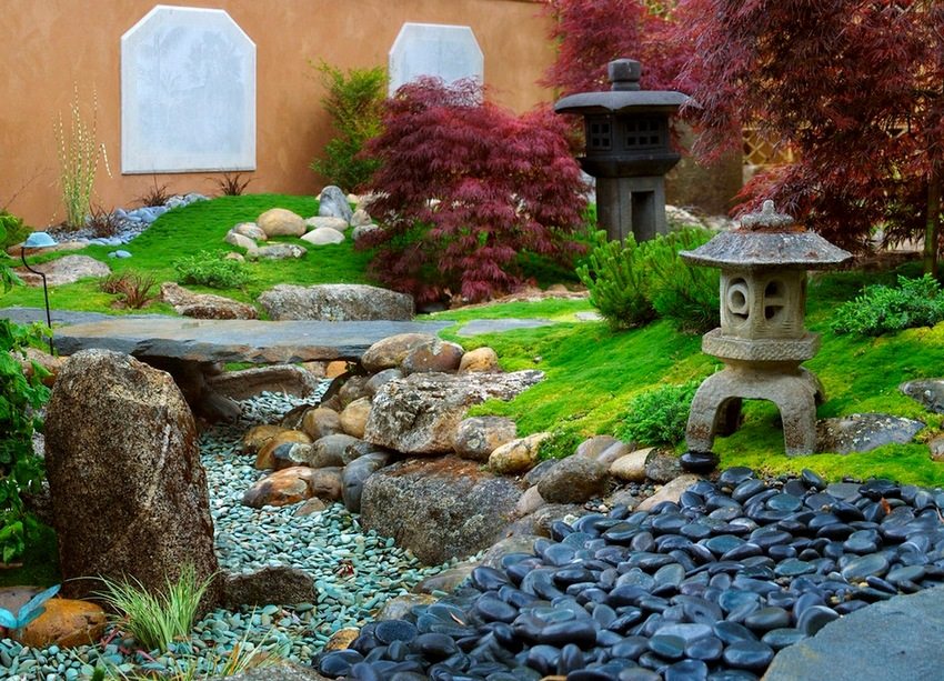 Oriental accents in the design of a stone slide