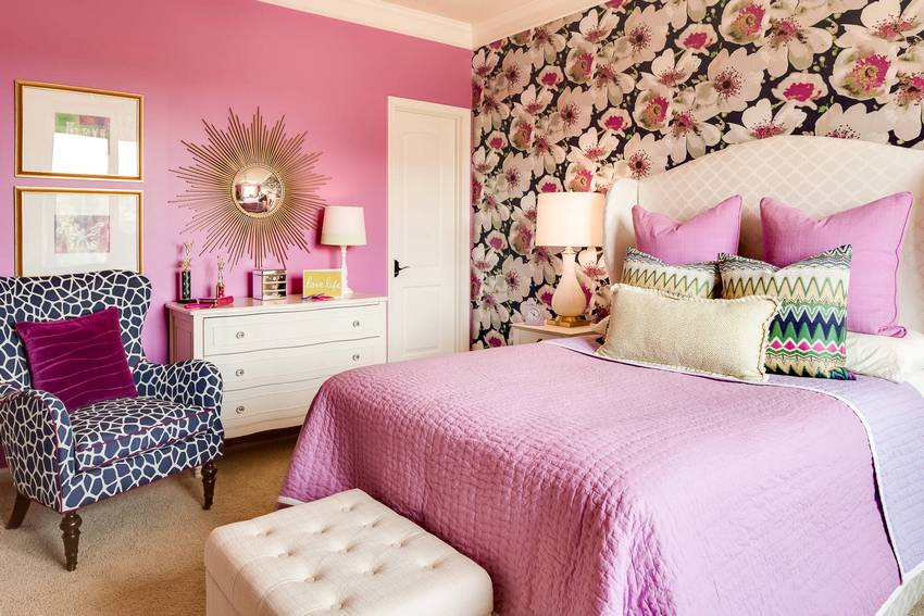 A combination of two types of wallpaper was used in the interior of a small bedroom.