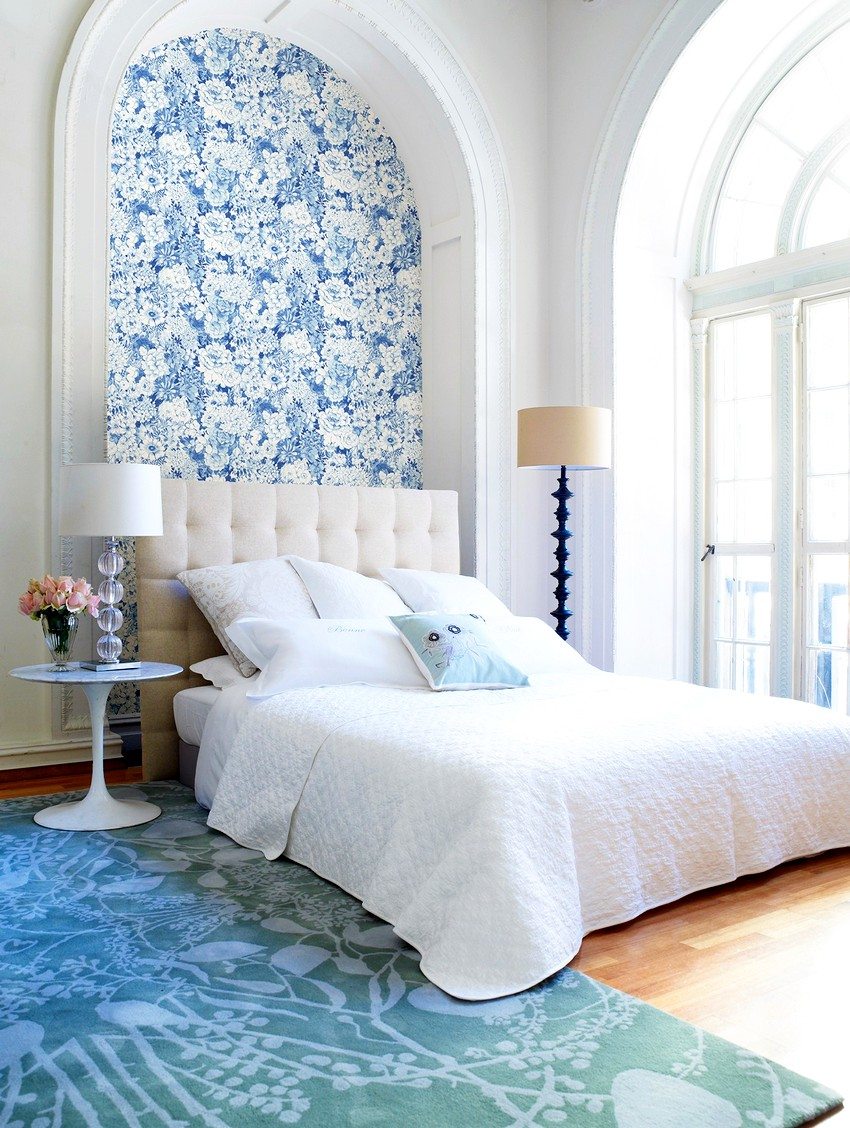 Wallpaper with floral patterns and snow-white in the interior of the bedroom