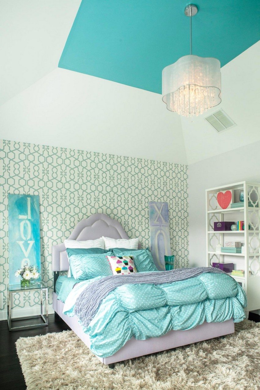 Several types of wallpapers were used to decorate the walls and ceiling of the bedroom.