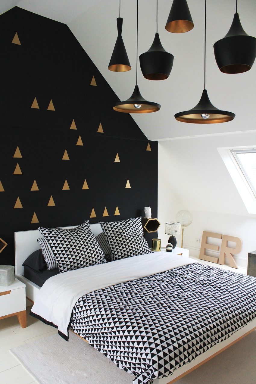 The combination of white and black wallpaper looks harmonious in the overall design of the bedroom