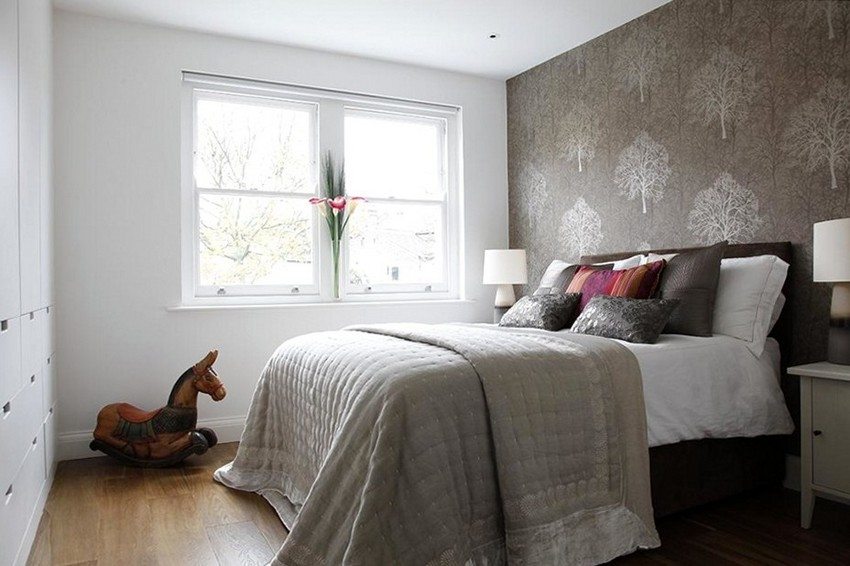 Two types of wallpaper were used in the design of the bedroom