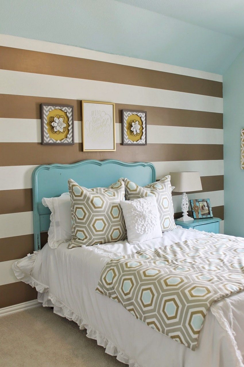 An example of a combination of wallpaper with horizontal stripes and a plain blue tint