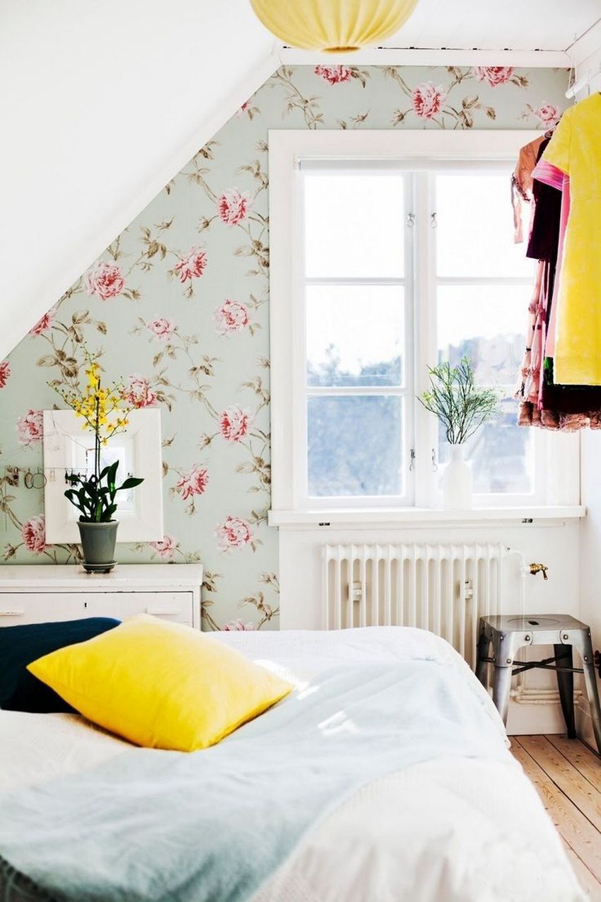 Wallpaper with floral ornaments is in perfect harmony with monophonic