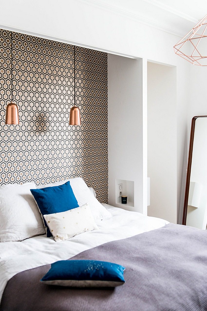 The combination of white wallpaper and a geometric pattern looks interesting and stylish