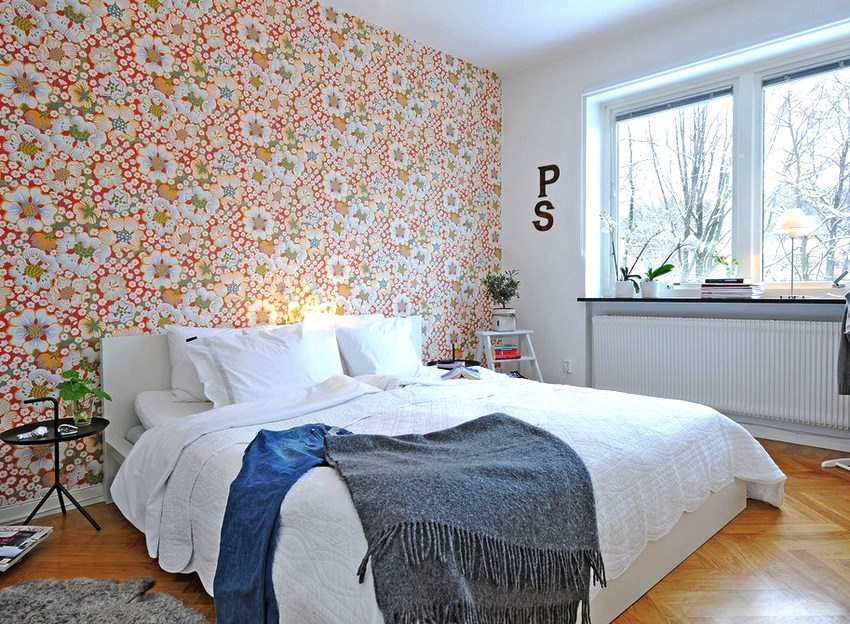 An example of combining plain wallpaper with a pattern in the design of a small bedroom
