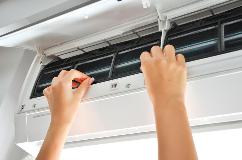 The filter and the inner grill of the air conditioner must be cleaned regularly