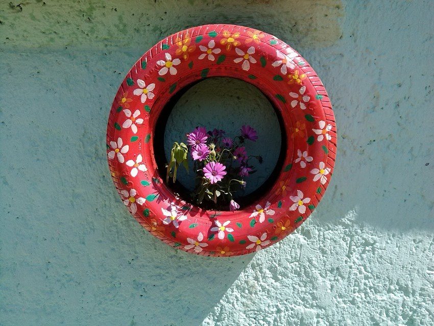 Suspended version of a flower bed from a tire