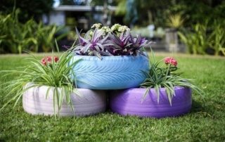DIY dekk blomsterbed: bilde av et blomsterbed laget av hjul dekk og trinnvise guider for opprettelsen