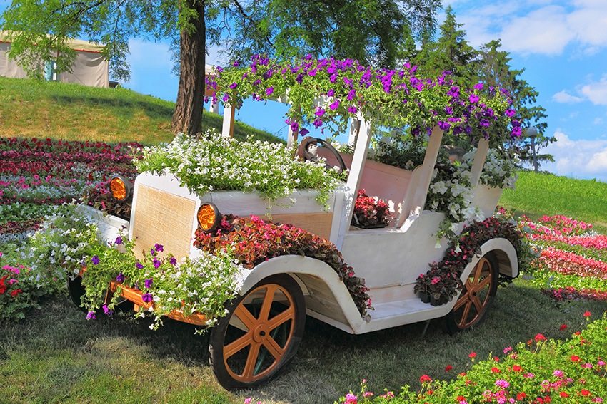 Blomsterbed-bilen blir et unikt designelement i bakgårdsområdet