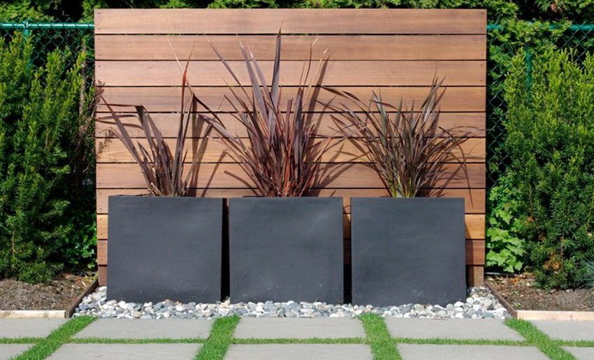 An interesting fence solution with a combination of different types of fencing