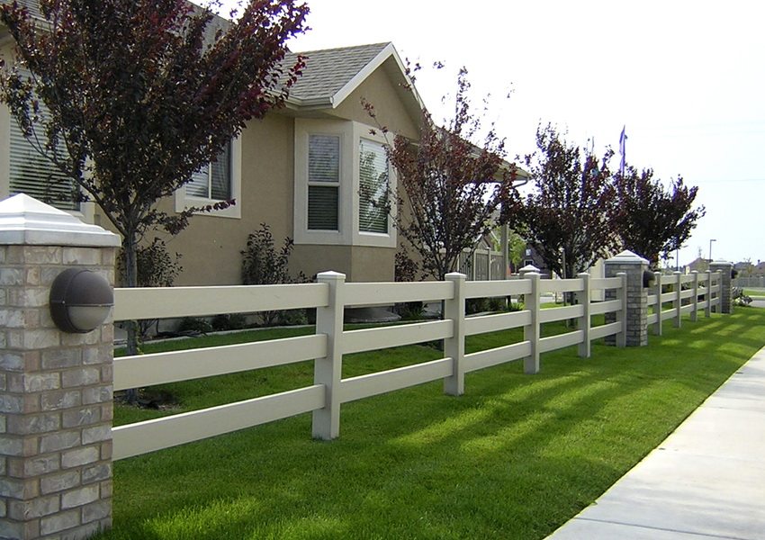 An elegant solution - a white country-style fence