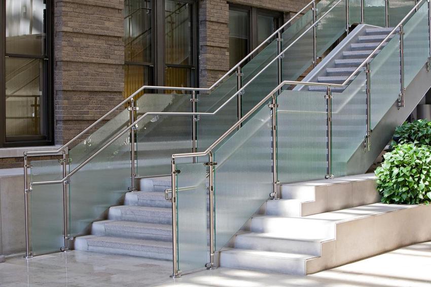 Stainless steel railing can be used to fence street stairs