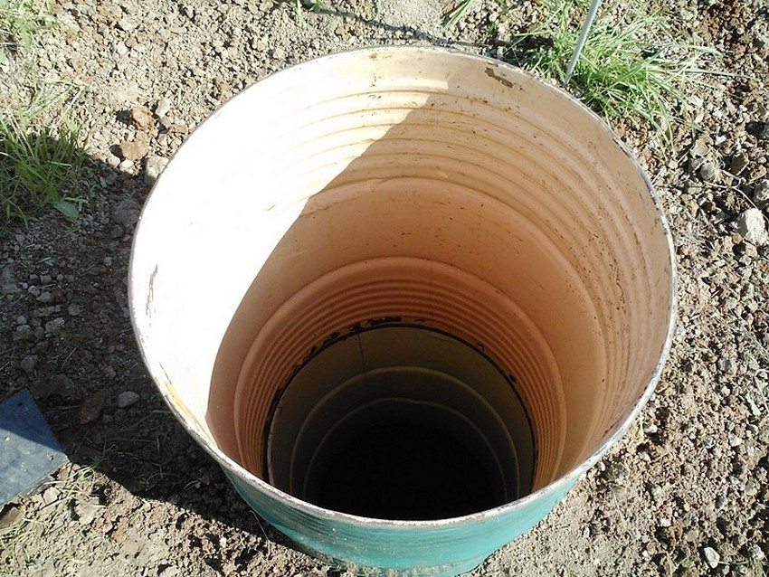 Septic tank made of concrete rings and a metal barrel