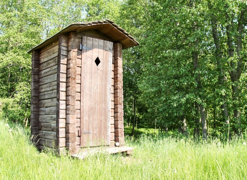Toalet od drva s dvovodnim krovom