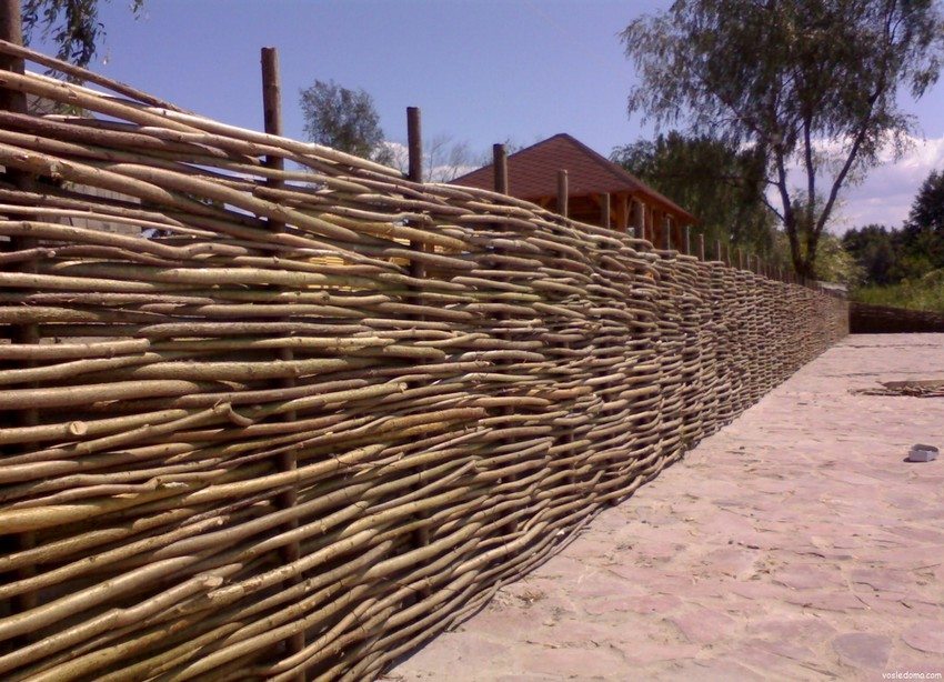 For the frame of the wicker fence, it is necessary to prepare wooden or metal stakes