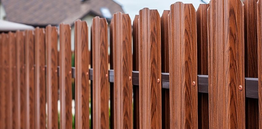 Gard de pichet din metal cu imitație de lemn