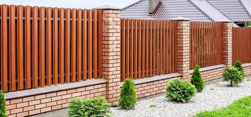 Jenis pagar yang paling biasa adalah batu bata yang digabungkan dengan pagar kayu